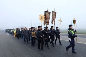 Российские работники Госавтоинспекции прошли по трассе крестным ходом