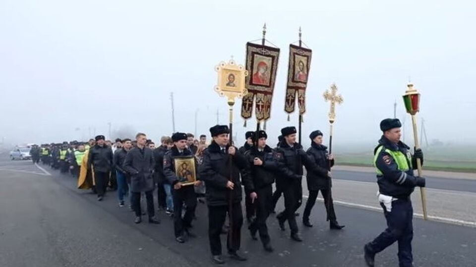 Російські працівники Державтоінспекції пройшли по трасі хресним ходом