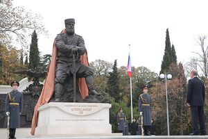 Пам'ятник Олександру III встановлено на території Лівадійського палацу