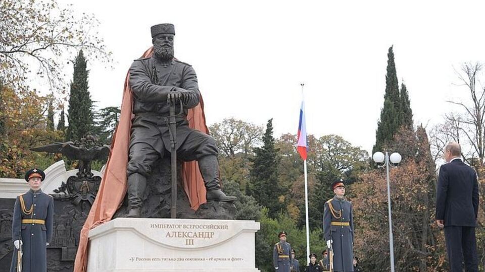 Памятник Александру III установлен на территории Ливадийского дворца