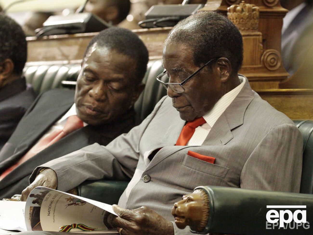 Мнангагва (на фото слева) сменил Мугабе (справа) на посту главы правящей партии Зимбабве