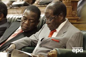 Мнангагва (на фото слева) сменил Мугабе (справа) на посту главы правящей партии Зимбабве