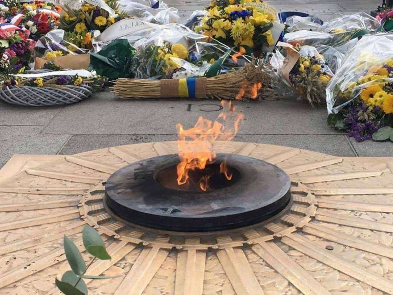 Представники української громади поклали квіти біля Тріумфальної арки в Парижі