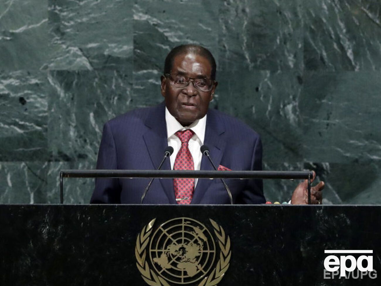 Мугабе правит страной 37 лет