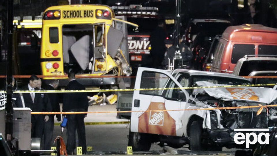 31 октября в результате наезда фургона с террористом погибли восемь человек