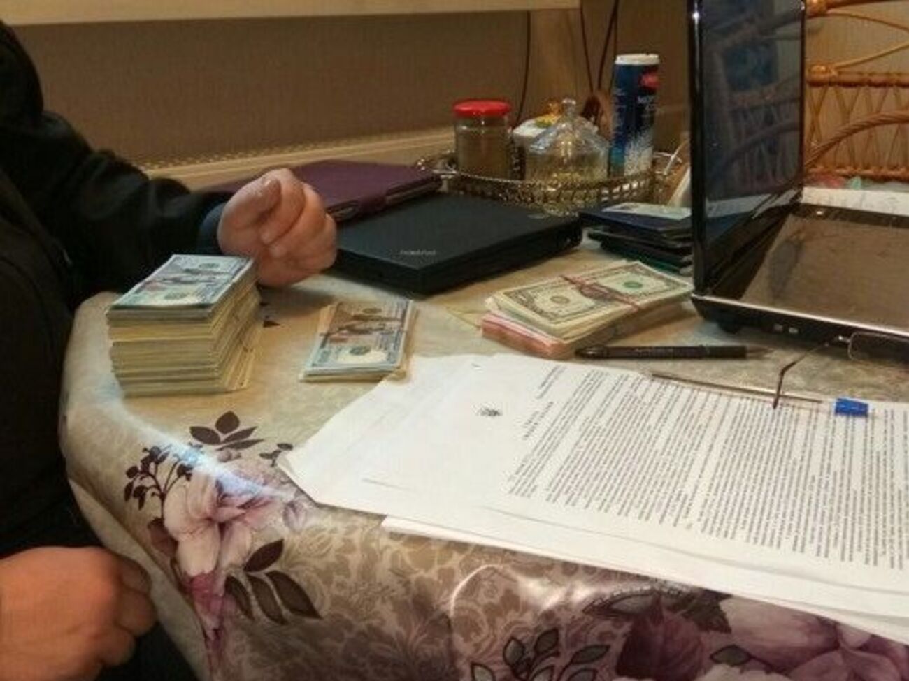 СБУ уличила во взятках чиновника Госавиаслужбы