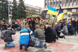 С Саралидзе прощались на коленях