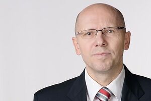 Рудникова доставили в сопровождении силовиков в редакцию