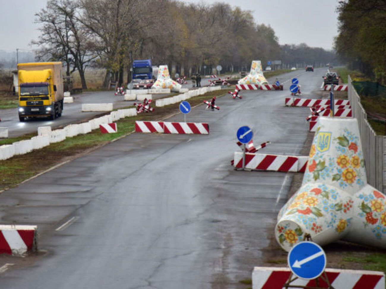 Поліція перевіряє автомобілі на блокпостах на Донбасі