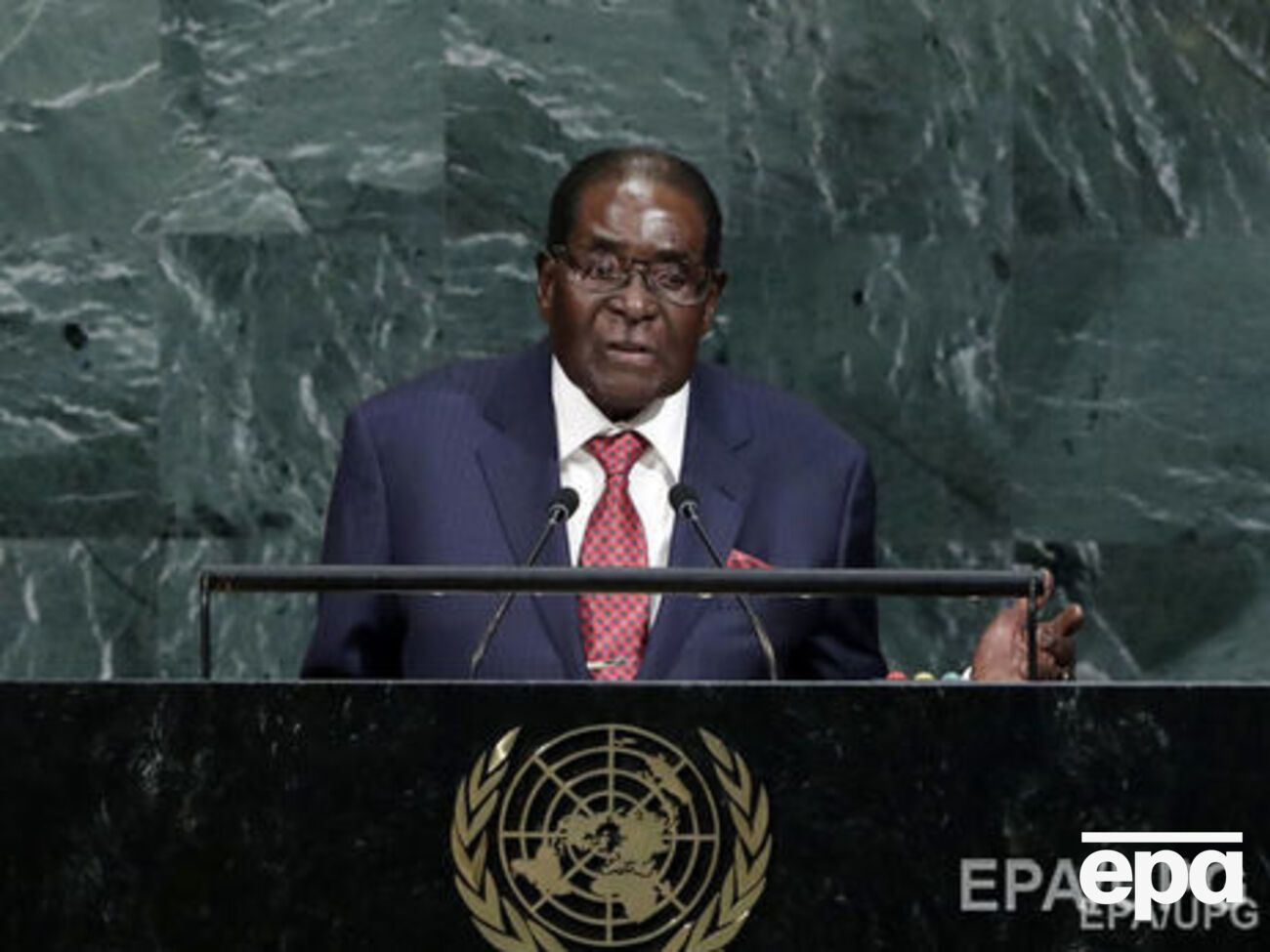 Мугабе правит страной 37 лет