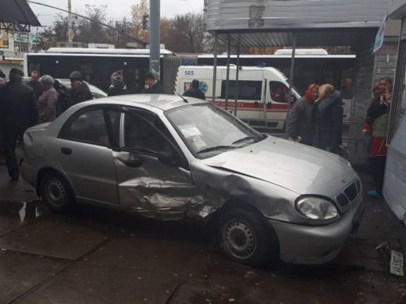 Водія Lanos забрала "швидка"