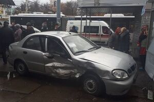 Водія Lanos забрала "швидка"