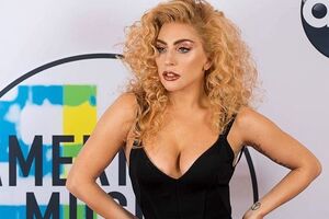 Леді Гага стала співачкою року