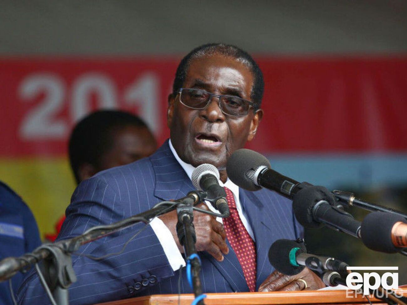 Мугабе правит страной 37 лет