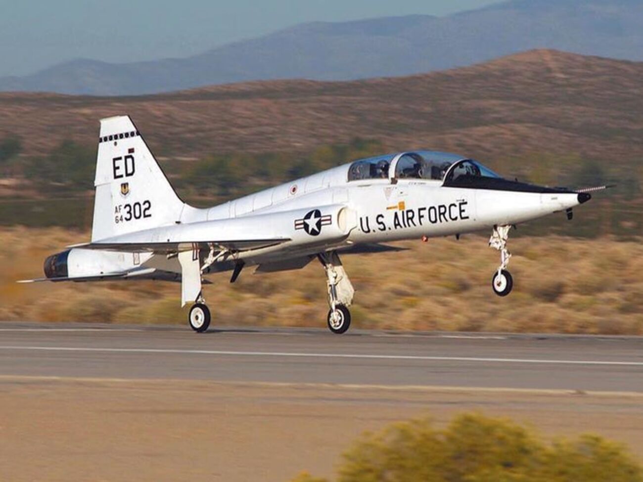 Один из пилотов самолета погиб