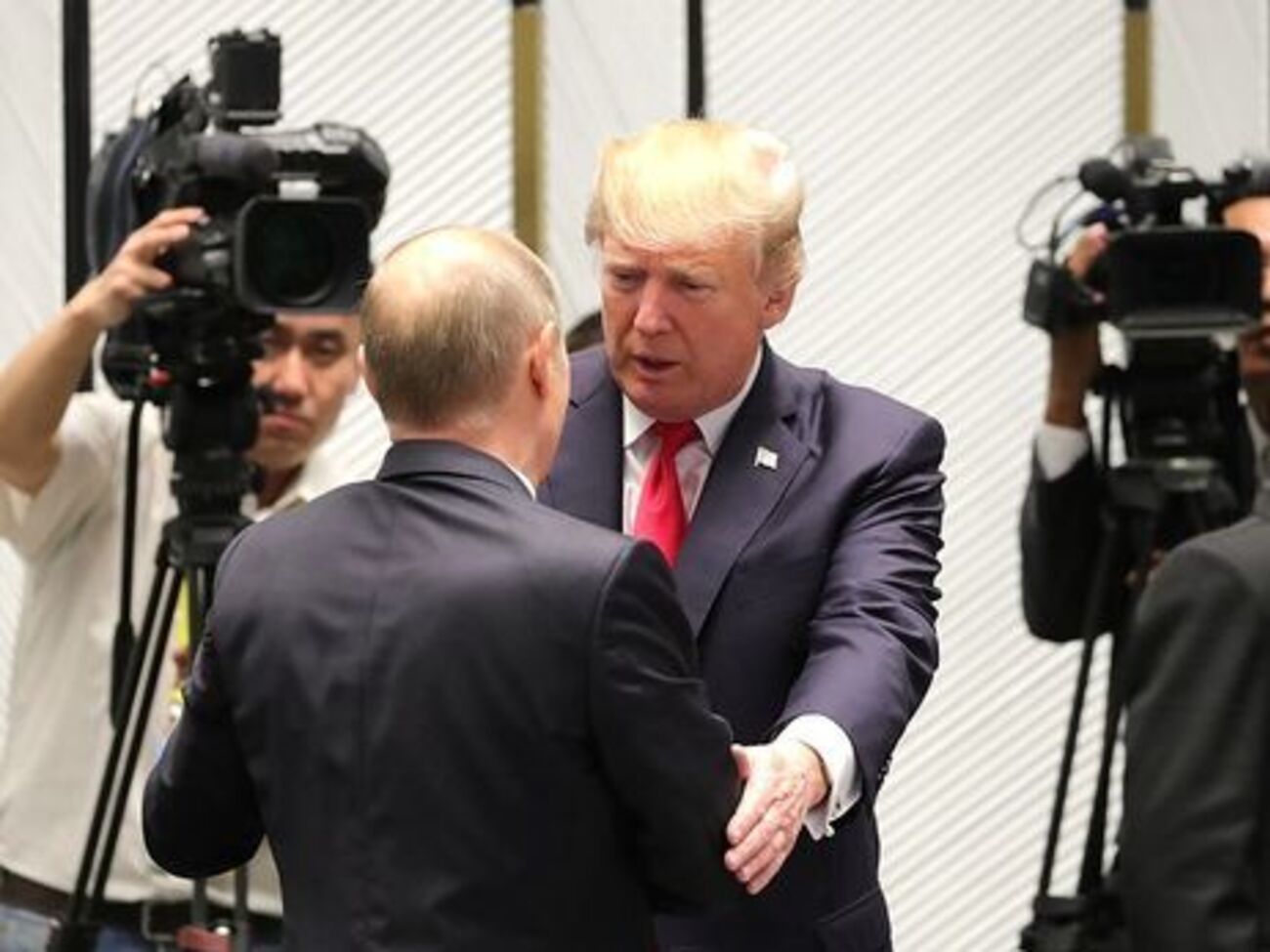 Трамп обсудит с Путиным Сирию по телефону