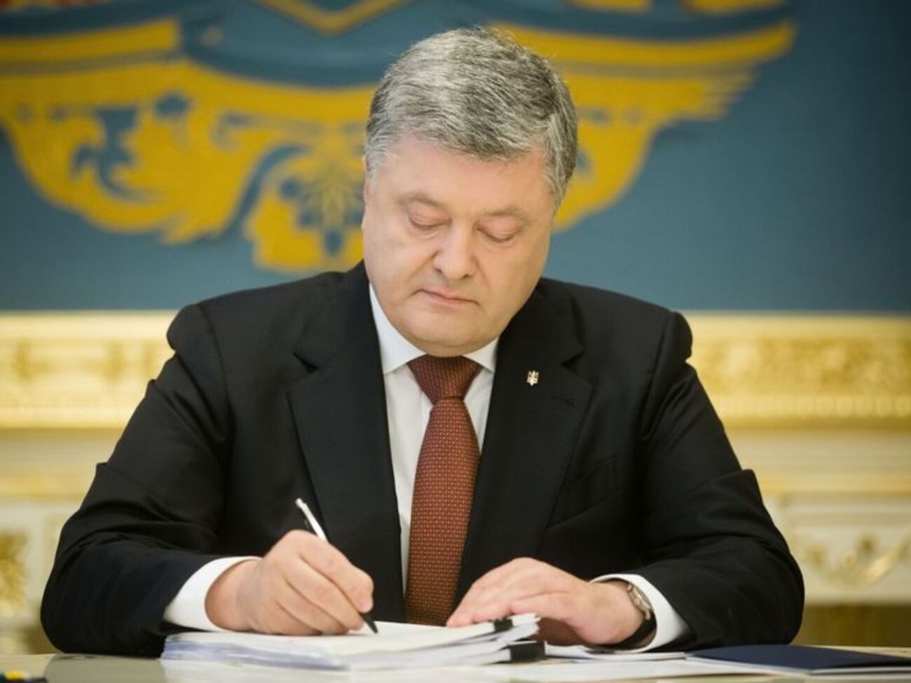 Причины увольнения в указе Порошенко не сообщаются