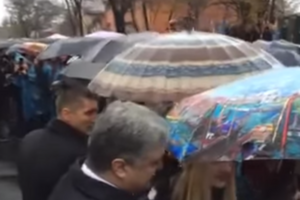Охранник Порошенко ненадолго забрал зонтик у девушки