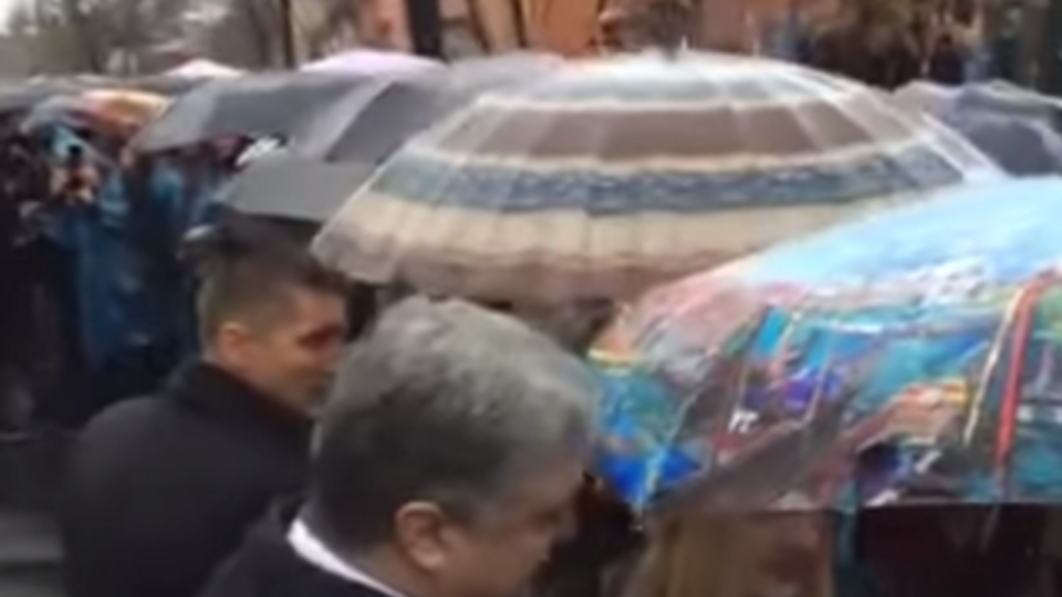 Охранник Порошенко ненадолго забрал зонтик у девушки