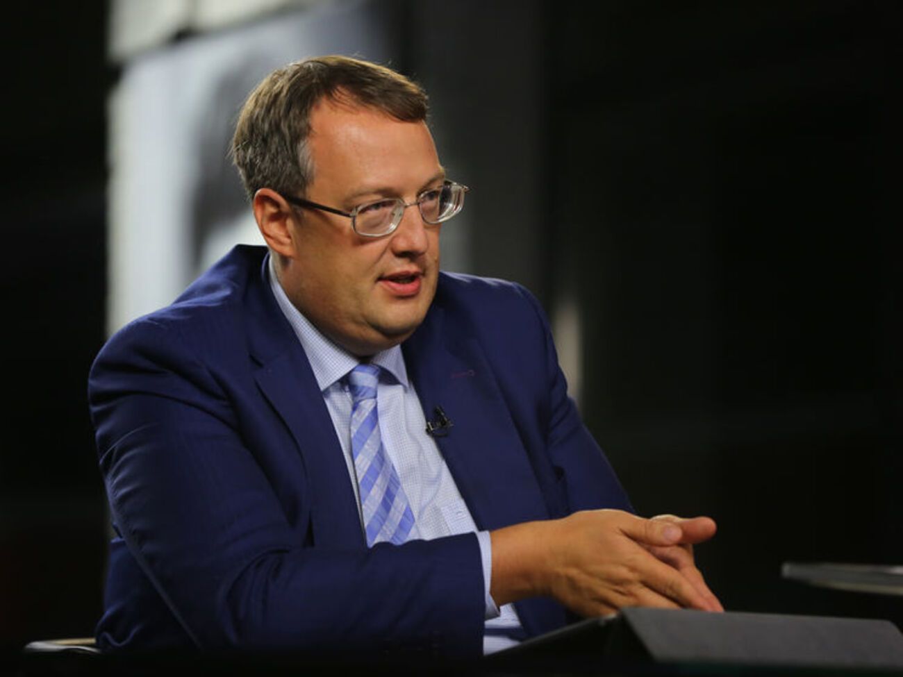 Геращенко считает, что светоотражающие наклейки для детей позволят снизить смертность на дорогах