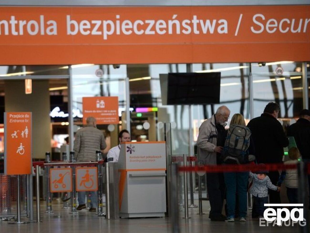 Плакаты висели в аэропорту Варшавы