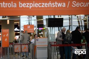 Плакаты висели в аэропорту Варшавы