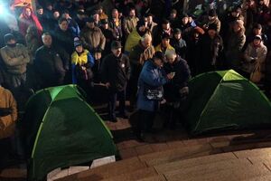 Намети встановили біля стели Незалежності