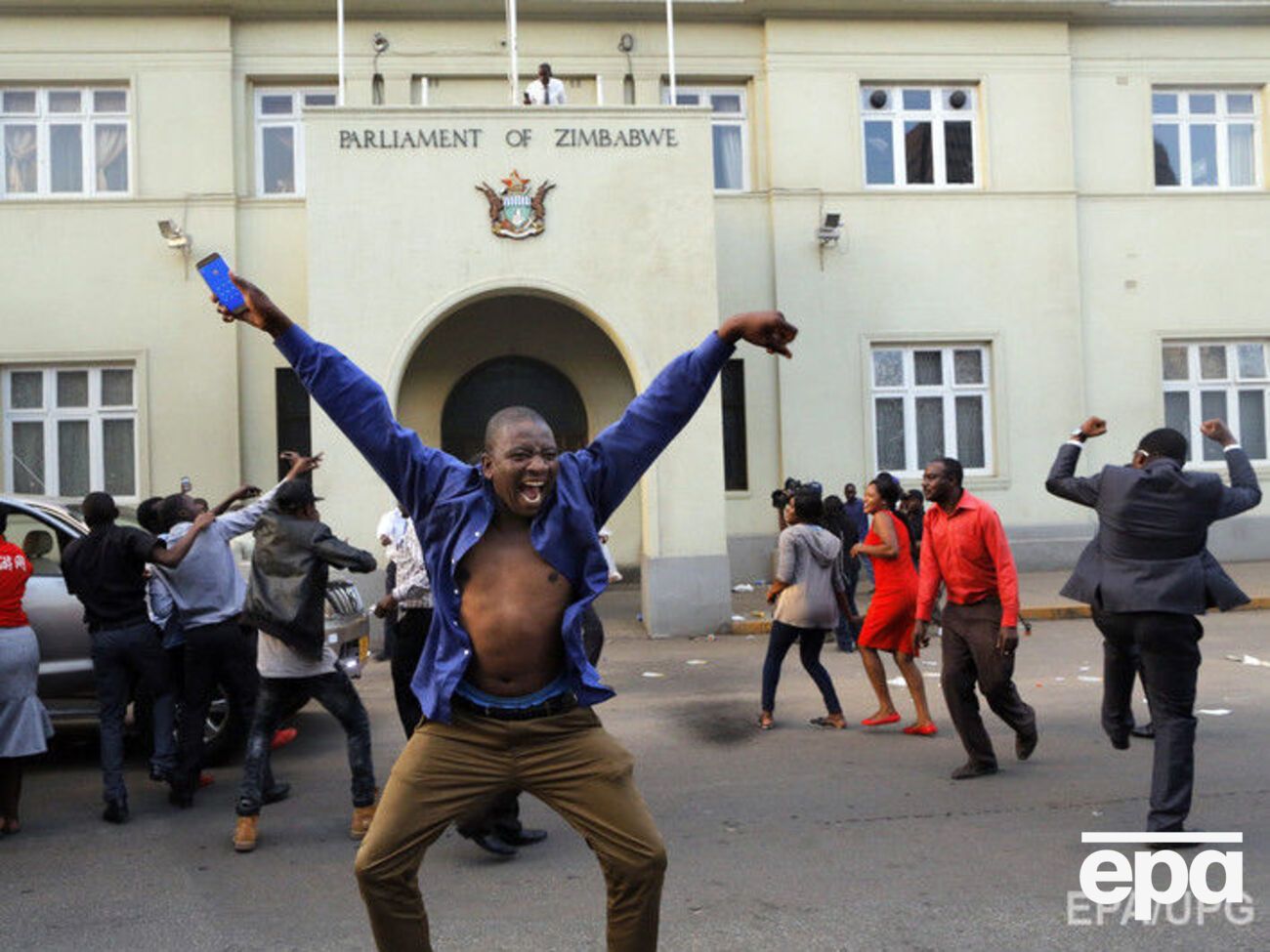 Жители устроили танцы прямо на улицах города