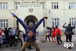 Жители устроили танцы прямо на улицах города