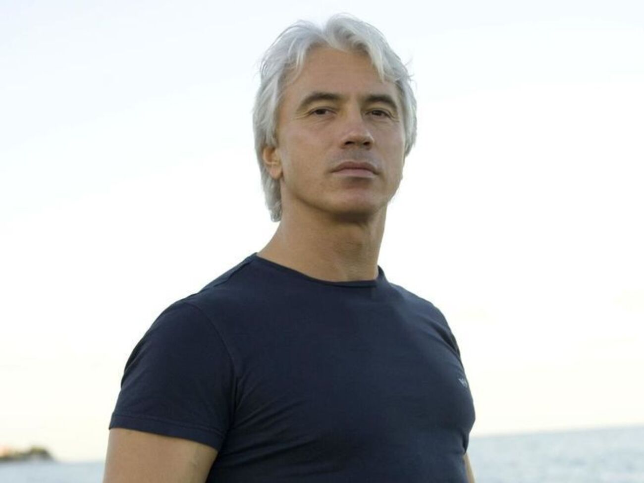 С 1994 года Хворостовский жил в Лондоне