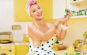 Pink предстала в роли домохозяйки