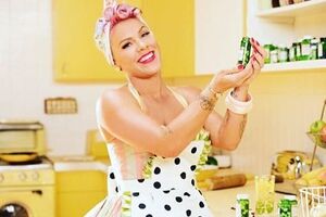 Pink предстала в роли домохозяйки