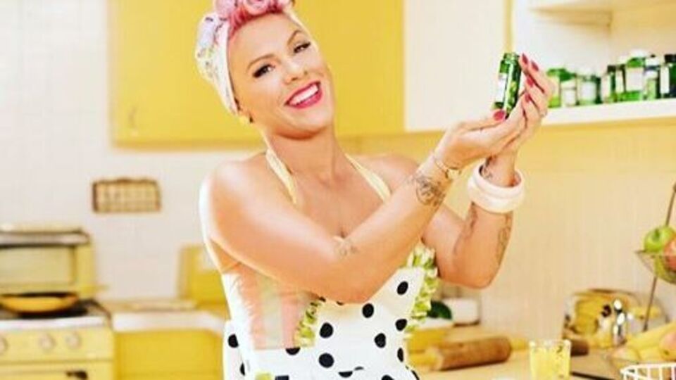 Pink постала в ролі домогосподарки