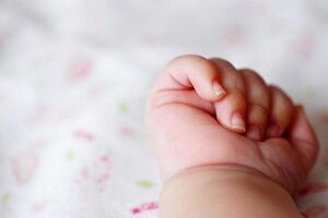 Ребенок госпитализирован с травмой головы и следами асфиксии