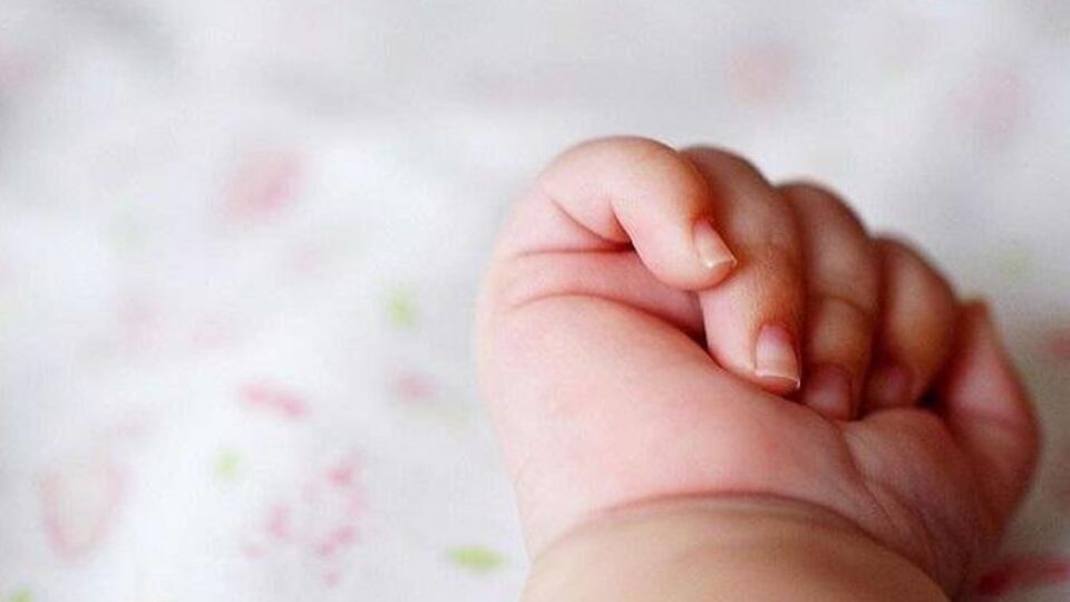 Ребенок госпитализирован с травмой головы и следами асфиксии