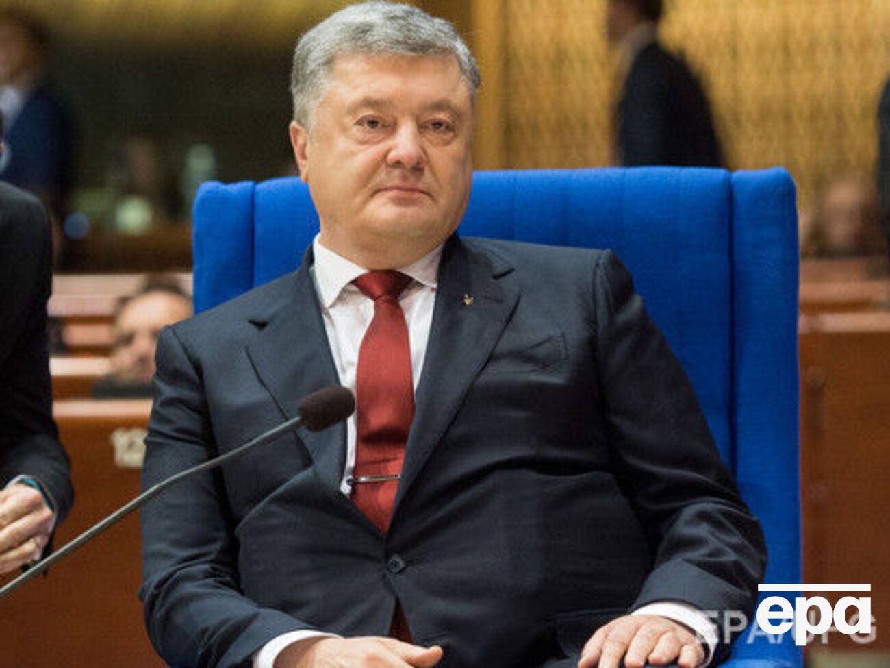 По данным опроса, Порошенко с небольшим отрывом опережает Тимошенко в первом туре выборов президента