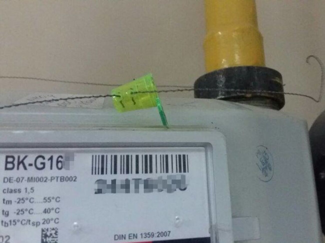 СБУ задержали трех подозреваемых при установке нелегального устройства на газовой сети