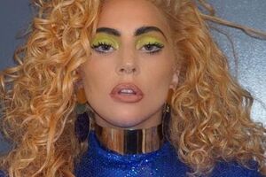 Леді Гага експериментує з волоссям