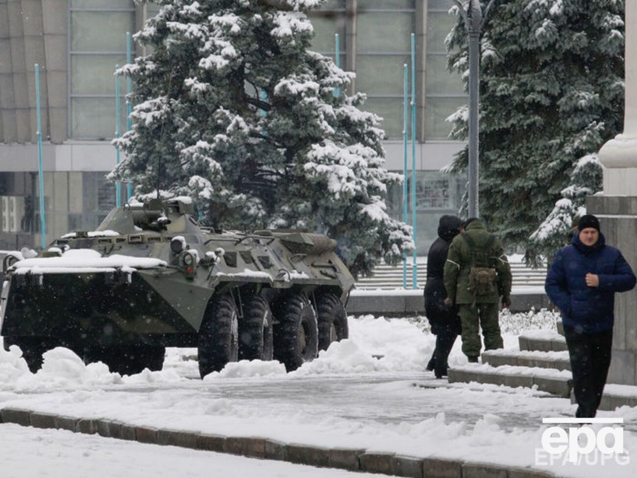 Часть зданий в Луганске оцеплена вооруженными людьми