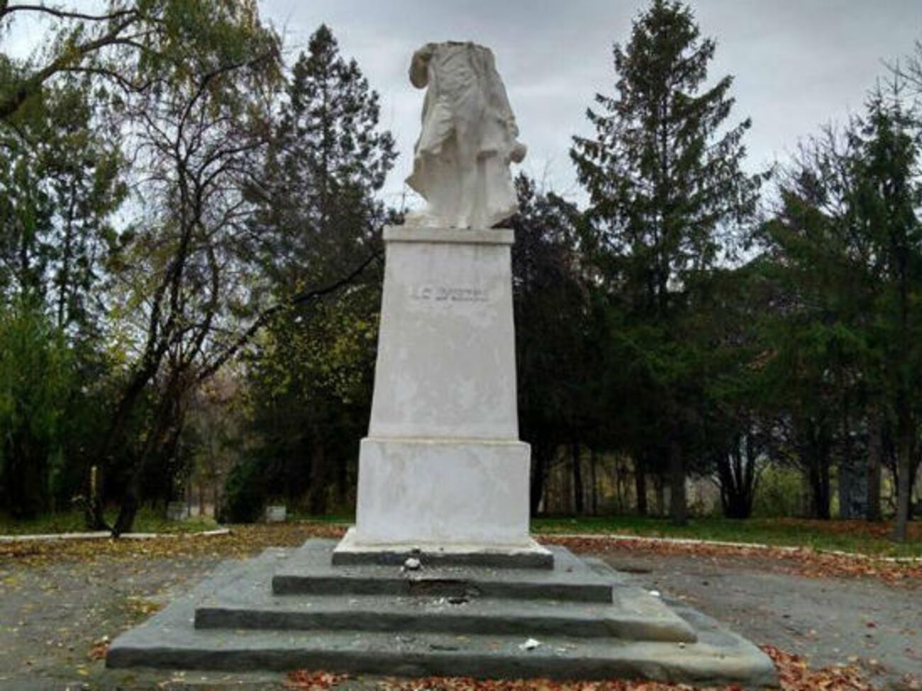 Неизвестные обезглавили памятник