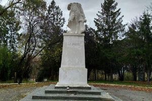 Неизвестные обезглавили памятник