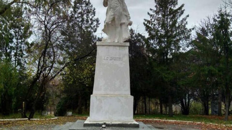 Невідомі обезголовили пам'ятник