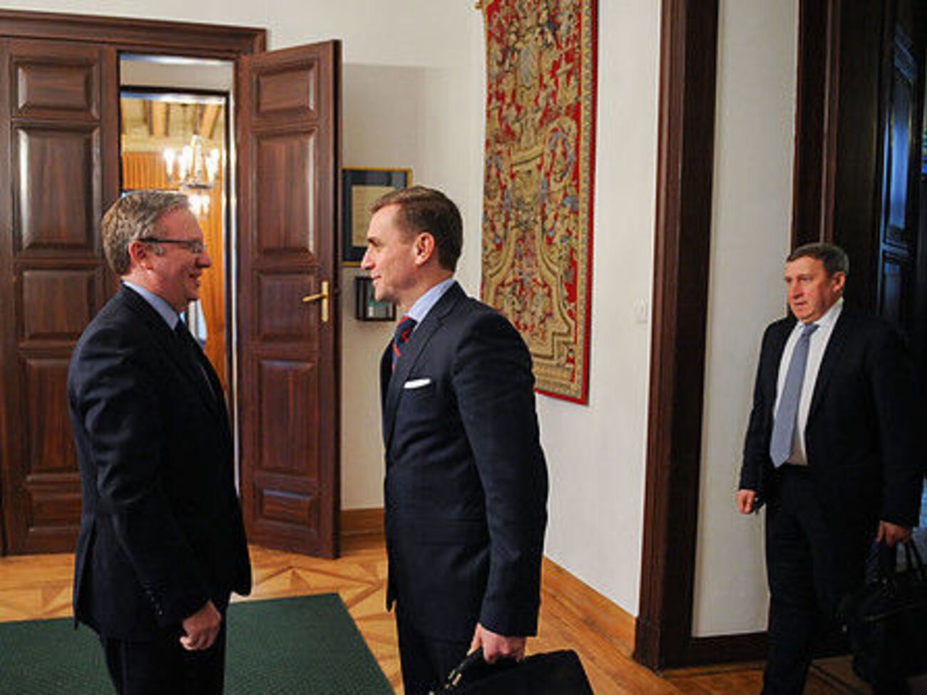 Щерский (слева) утверждает, что не договаривался с&nbsp;Елисеевым&nbsp;восстановить памятники УПА