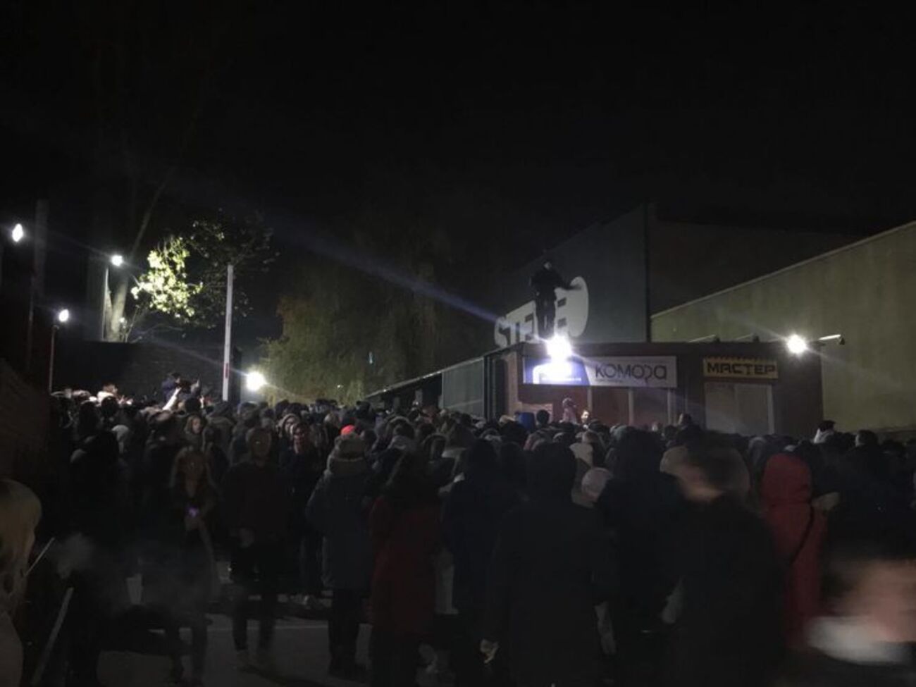 Біля будівлі "замінованого" клубу зібралося приблизно 2 тис. людей