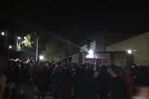 У здания "заминированного" клуба собрались около 2 тыс. человек