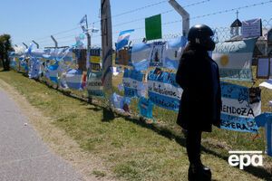 На борту зниклого підводного човна перебуває 44 члени екіпажу, на батьківщині на них чекають близькі