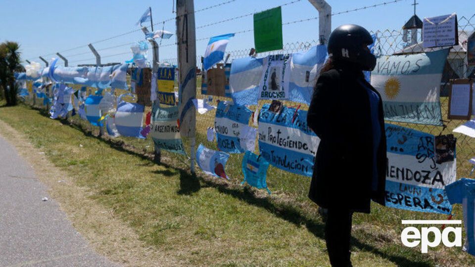 На борту пропавшей подводной лодки находятся 44 члена экипажа, на родине их ждут близкие
