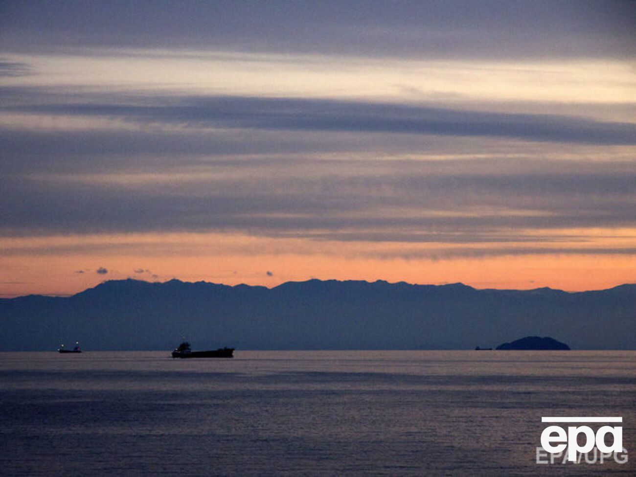 В Японском море загорелось судно