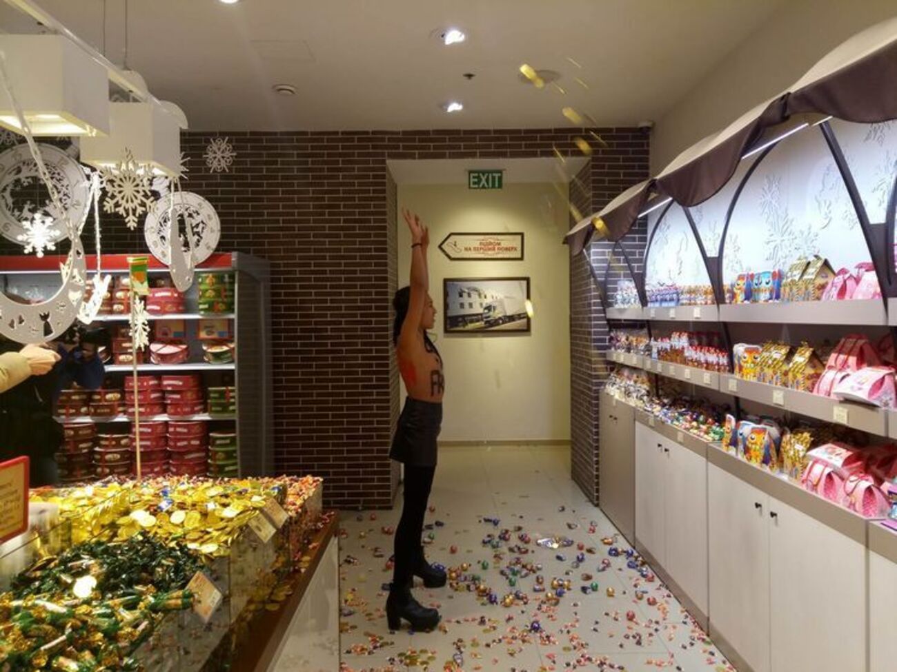 Активистка разбрасывала конфеты и торты