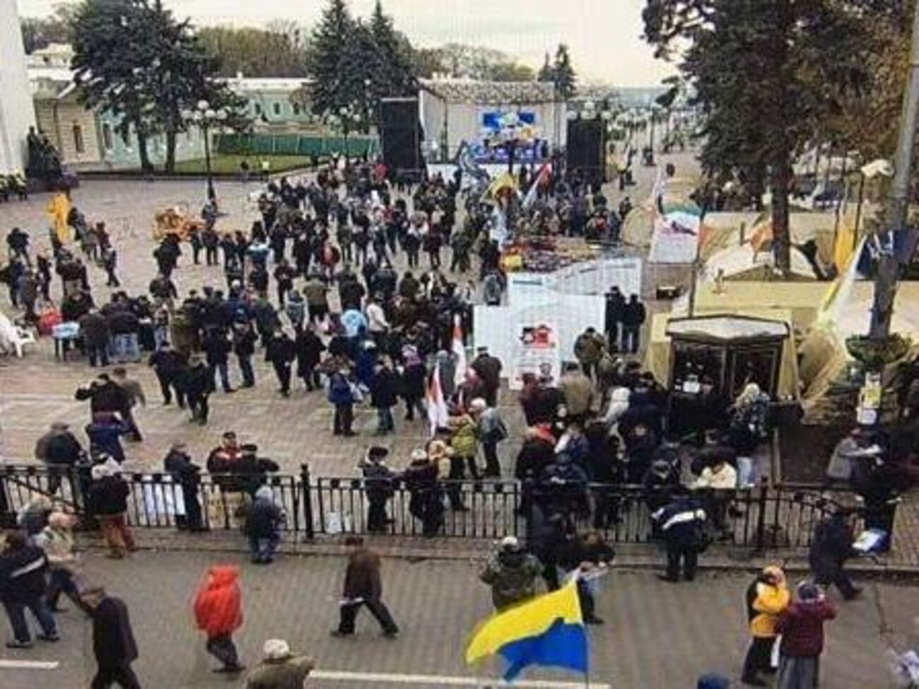 17 жовтня біля будівлі ВР кілька політичних партій і громадських рухів розпочали всеукраїнську акцію на підтримку масштабної політичної реформи
